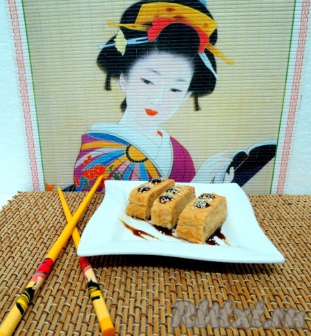 По внешнему виду - это красивое пирожное, состоящее из тончайших яичных блинов.