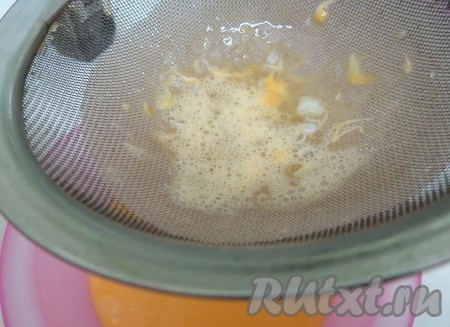 Затем яичную смесь процеживаем через сито, чтобы избавиться от белковых жгутов и пузырьков.
