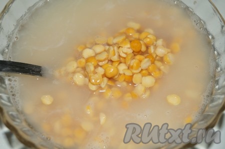 Горох промыть, замочить в воде на 2-3 часа.&nbsp;
