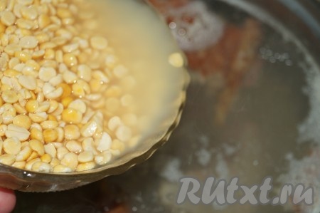 Затем горох ещё раз хорошо промыть и вместе с солью, специями&nbsp;добавить вариться к копчёным рёбрам на 1 час и более.
