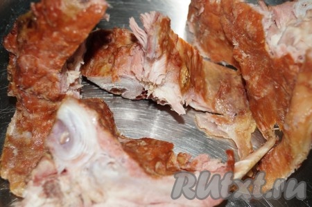 Копчёные рёбра хорошенько вымыть, переложить в кастрюлю, залить водой, довести до кипения, уменьшить огонь, варить до готовности минут 40, периодически снимая пену.
