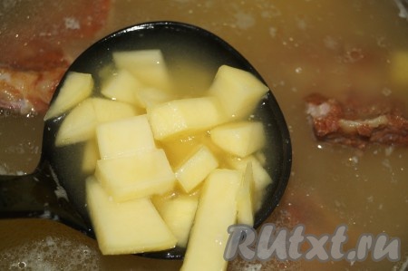 По истечении времени картофель очистить, нарезать на небольшие кубики и переложить вариться к гороху с копченостями минут на 10.&nbsp;
