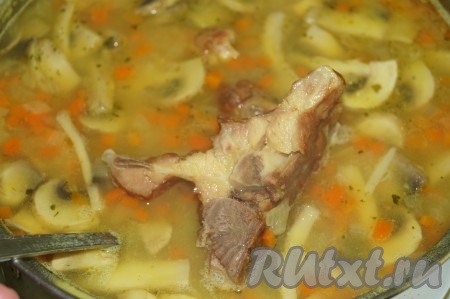 Варить гороховый суп с копчёностями и грибами минут 20 (до готовности),&nbsp;крышкой накрывать не надо, затем выключить, дать супу минут 10 настояться под крышкой.
