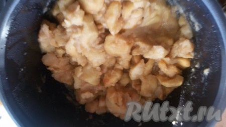 Яблоки чистим от семечек и кожуры. Выкладываем в чашу мультиварки и ставим на режим томления на 1 час. Яблоки должны стать мягкими и легко разминаться ложкой.