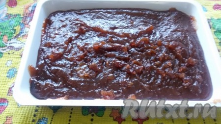 Разминаем яблоки толкушкой или блендером, добавляем сахар, перемешиваем и ставим в мультиварку на режим "Выпечка" на 40 минут. Периодически нужно&nbsp;открывать крышку и помешивать, чтобы они не пригорали. Даём остыть в мультиварке и еще раз ставим на режим "Выпечка" на 40 минут. Даём остыть. Если мармелад из яблок готов, он начинает застывать еще горячим. Выкладываем в форму. 