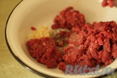 Добавить натертый чеснок, соль и перец. 