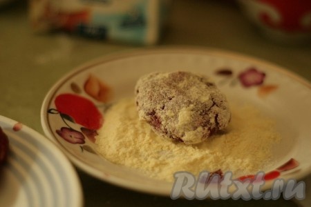 Обвалять в кукурузной муке полностью всю котлету. 