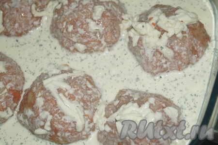 Равномерно залить сырно-сливочным соусом, накрыть фольгой и отправить на 1 час и более в разогретую духовку при температуре 170 градусов.
