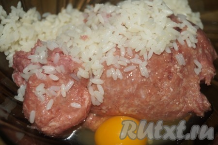 Рис, отваренный в подсоленной воде до полуготовности, яйцо, соль и специи добавить к фаршу.
