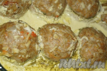 Минут за 10 до готовности снять фольгу и слегка подрумянить тефтели. 
