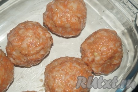 Из фарша, смешанного с рисом, сформировать тефтели и выложить их в форму для запекания.
