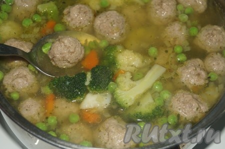 Овощной суп с фрикадельками, приготовленный по этому рецепту, получается сытным, ярким и очень вкусным.
