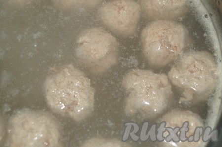 Из мясного фарша скатать небольшие шарики - фрикадельки. В кипящую воду добавить фрикадельки, затем довести до кипения и огонь уменьшить.
