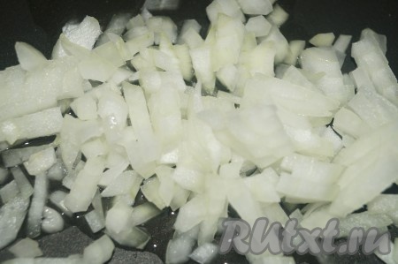 Очищенный лук нарезать на маленькие кубики и обжарить, помешивая, в небольшом количестве растительного масла до румянца. Лук, соль и специи добавить в суп к овощам и фрикаделькам, варить на маленьком огне минут 10-15.
