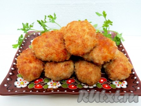 Сочные, аппетитные и очень вкусные котлеты, приготовленные из свинины и говядины, перекладываем со сковороды по тарелкам и с гарниром подаём к столу.