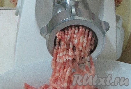 Свинину и говядину моем, обсушиваем, а затем дважды пропускаем через мясорубку.