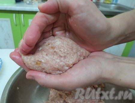 Разогреваем сковороду с растительным маслом. Руками отрываем кусочки от фарша и формируем овальные котлетки.