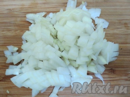 Лук очищаем и мелко нарезаем. В котлеты можно добавлять сырой или жареный лук. Сырой лук придаёт котлетам резкость. А вот жареный - нежность и особый аромат.