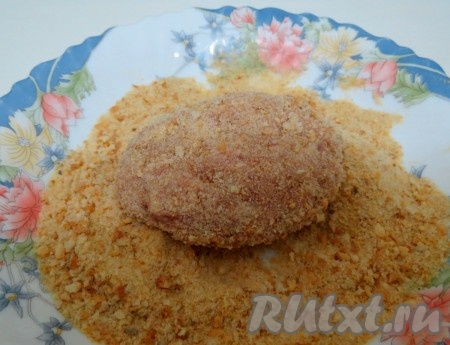 Подготовленные котлеты со всех сторон обваливаем в панировочных сухарях или муке.
