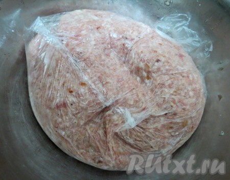 Чтобы фарш не получился рассыпчатым, обязательно его отбейте. Поместить отбитый фарш в холодильник на 30 минут. Очень удобно отбивать фарш следующим образом: выложить его в целлофановый пакет, завязать и начать бросать пакет в глубокую кастрюлю (если вдруг пакет лопнет - нестрашно, фарш останется в кастрюле, но обычно пакет остаётся целым). Бросать нужно не менее 20 раз.