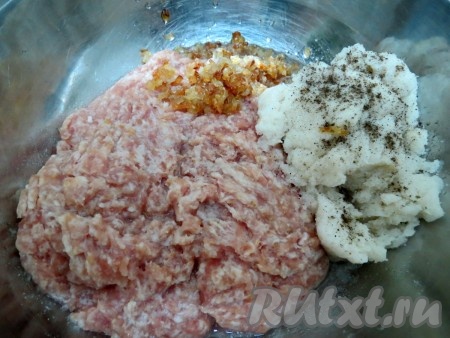 В фарш добавляем жареный лук, отжатый от воды хлеб, соль и чёрный молотый перец.