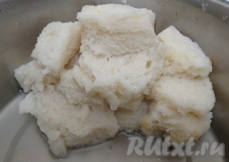 Набухший от воды хлеб отжимаем.