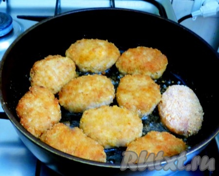 Жарим котлеты на достаточно сильном огне с двух сторон до золотистой корочки. Затем в сковороду к уже обжаренным котлетам добавляем немного воды и тушим их под крышкой на маленьком огне минут 10.