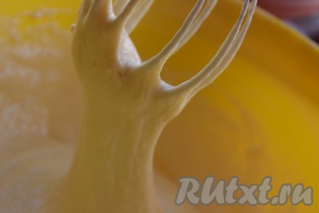 Хорошо перемешать, по консистенции тесто должно быть похоже на качественное сгущенное молоко. Готовое тесто оставить на 5-10 минут "отдохнуть".
