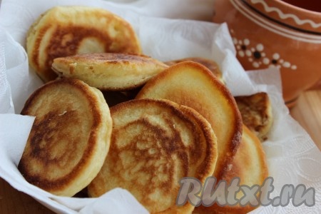 Готовые оладьи &nbsp;выложить на салфетку, чтобы удалить лишний жир.
