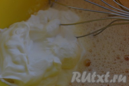 Добавить сметану и тщательно перемешать тесто венчиком до получения однородной массы.

