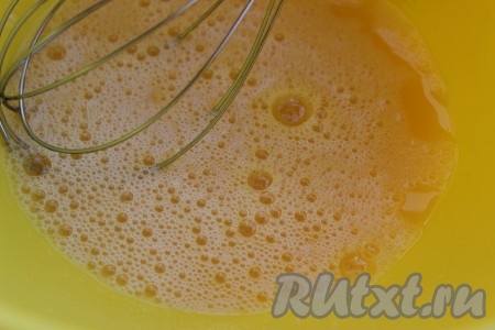 Перед началом приготовления оладий необходимо заранее достать из холодильника яйца и сметану. Они должны быть комнатной температуры. В глубокой миске взбить венчиком яйца, добавить щепотку соли.
