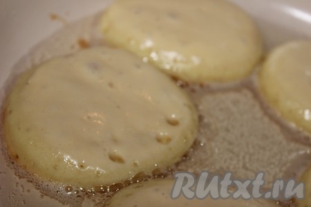 Разогреть сковороду, добавить растительное масло. Выкладывать тесто &nbsp;на раскаленную сковороду по 1 столовой ложке.