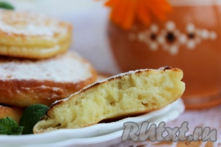 Нежные, пышные оладьи, приготовленные на сметане, по желанию посыпать сахарной пудрой и подавать с медом, вареньем или сгущенным молоком. В любом случае, они будут невероятно вкусными.
