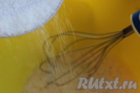Затем всыпать сахар.