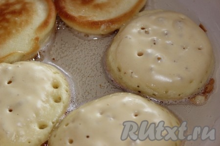 Жарить оладьи по 3-4 минуты с каждой стороны до золотистой корочки на умеренном огне.
