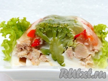 Нарезаем и угощаем родных и близких вкусным, ярким заливным из курицы, приготовленным с добавления желатина.
