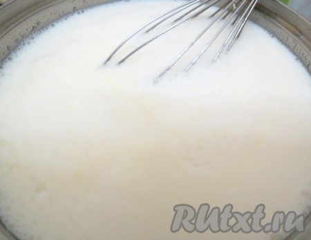 В оставшийся бульон добавляем сметану, вводим желатин и хорошо перемешиваем венчиком.
