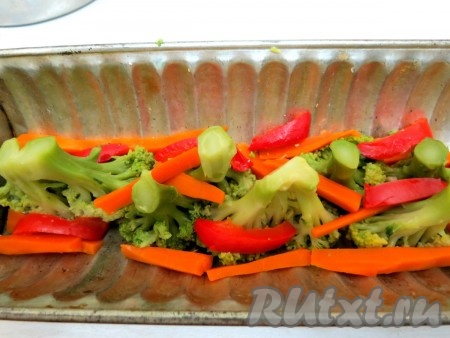 Перец и морковь нарезаем соломкой и выкладываем на брокколи.
