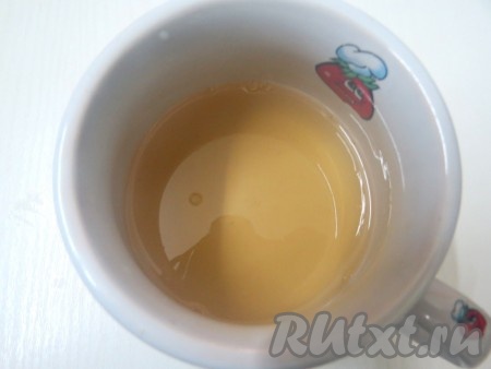 У нас литр бульона. Отливаем стакан горячего бульона и разводим в нём желатин.
