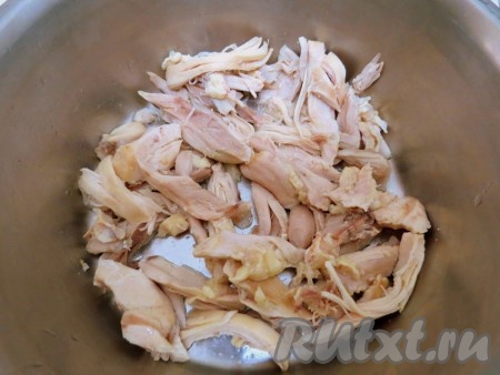 Куриное мясо заливаем холодной водой, доводим до кипения, снимаем пену, варим минут 30. Затем в бульон кладём целые очищенные лук и 1 морковь, а через 20 минут добавляем лавровый лист, чёрный перец горошком и душистый перец. Варим приблизительно 1 час или чуть больше. Готовое мясо вынимаем, остужаем, удаляем кожу и кости, а мясо разделяем на кусочки. Бульон процеживаем и измеряем его количество. Для приготовления заливного нам понадобится 1 литр чистого бульона.
