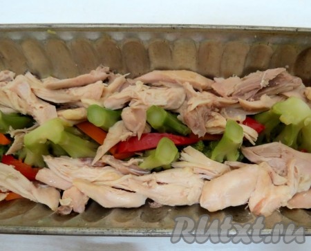 На овощи выкладываем куриное мясо.
