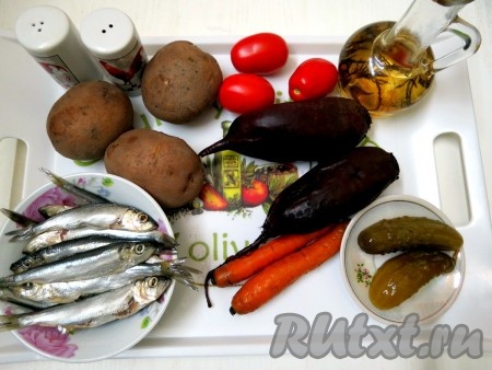 Для приготовления винегрета нам понадобятся свекла, картофель, помидоры, морковь, огурцы, соль, перец и подсолнечное масло. Неочищенные картошку, морковь и свеклу варим до готовности, затем овощи очищаем.
