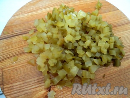 Огурцы также нарезаем мелкими кубиками.