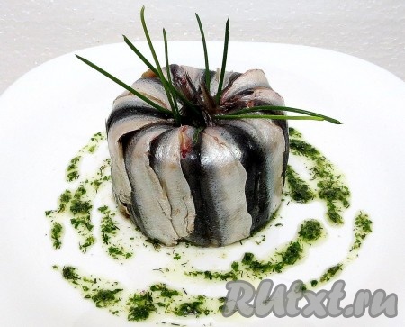 Заворачиваем хвостики внутрь, соединяем, держа хвостики в центре, прижимаем слегка внутрь. Оформляем зелёным луком или просто зеленью. Такая интересная подача вкусного винегрета с помидорами приятно удивит Ваших близких.
