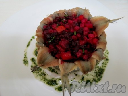 Заполняем кольцо салатом.