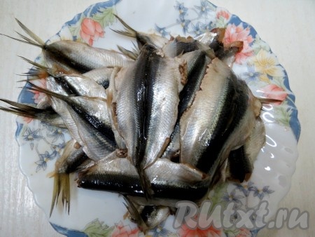 У салаки удаляем голову, содержимое брюшка и позвоночник. Получается распластанная рыбка.
