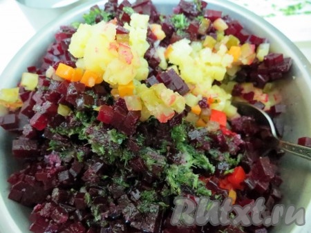 Картофель, свеклу, морковь, огурцы, помидоры, подсолнечное масло, соль и перец отправляем в емкость.
