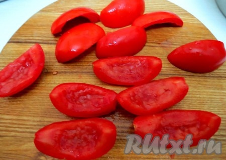 Помидоры разрезаем на 4 части. Удаляем внутреннюю часть (семечки).
