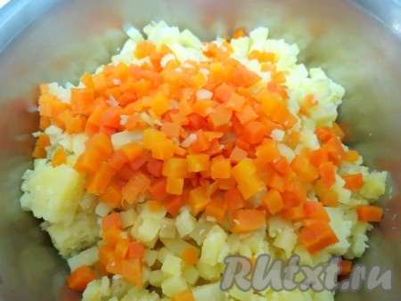 Картофель и морковь нарезаем мелкими кубиками.
