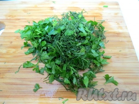Зелень мелко нарезаем.